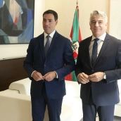 El lehendakari, Imanol Pradales y el presidente del PP vasco, Javier De Andrés.