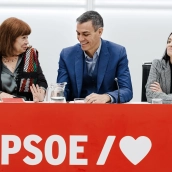 La presidenta del PSOE, Cristina Narbona, el presidente del Gobierno, Pedro Sánchez, y la Secretaria de Organización del PSOE, Rebeca Torró Soler