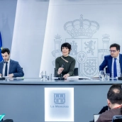 El ministro de Consumo y Agenda 2030, Pablo Bustinduy, la ministra de Inclusión Seguridad Social y Migraciones, Elma Saiz, y el ministro para la Transformación Digital, Óscar López.