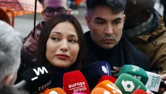 La actriz Elisa Mouliaá junto a su abogado Alfredo Arrién