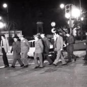 Policías y miembros del Ejército el 23F en las inmediaciones del Congreso