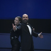 Los presentadores de la gala Rigoberta Bandini y Luis Tosar en la 40º edición de los Premios Goya, en el Auditori del Centre de Convencions Internacionals