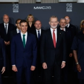 El president de la Generalitat, Salvador Illa (i); el presidente del Gobierno, Pedro Sánchez (2i), y el Rey Felipe VI (2d).