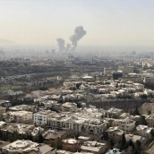 Vista panorámica de Teherán, con un columna de humo tras el bombardeo de EEUU e Irán sobre la capital iraní este sábado. Mehrnews (EFE)