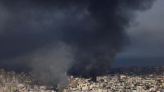 Columna de humo tras un ataque aéreo contra suburbios de Beirut. Khalil Ashawi (REUTERS)