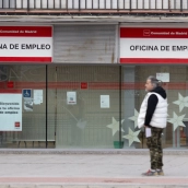 EuropaPress 7333059 varias personas hacen cola oficina empleo marzo 2026 alcorcon madrid espana