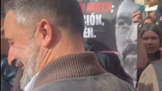 El líder de Vox, Santiago Abascal, ve el cartel de Hazte Oír en el que le recuerda su "inacción"