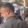 El líder de Vox, Santiago Abascal, ve el cartel de Hazte Oír en el que le recuerda su "inacción"