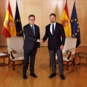 EuropaPress 5419639 lider pp alberto nunez feijoo lider vox santiago abascal saludan llegada