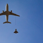Un avión eurofighter reposta con un avión A330 MRTT. Eduardo Parra / Europa Press
