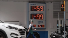 Cartel de precios en una gasolinera. David Zorrakino / Europa Press