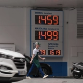 Cartel de precios en una gasolinera. David Zorrakino / Europa Press