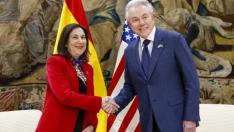 La ministra de Defensa, Margarita Robles, y el embajador de EEUU, Benjamín León