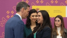 El presidente del Gobierno, Pedro Sánchez, y la analista política Sarah Santaolalla. Eduardo Parra / Europa Press