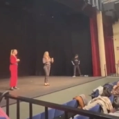 Momento en el que la concejala del PP de Madrid interrumpe el monólogo