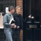 Paul Mescal caminando con Paul McCartney en el rodaje del nuevo biopic de Los Beatles