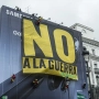 Una pancarta de Greenpeace con el mensaje “No a la guerra”, en la Puerta del Sol. César Vallejo Rodríguez / Europa Press