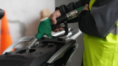 EuropaPress 7338283 persona echa combustible marzo 2026 barcelona catalunya espana repunte