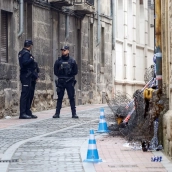 Dos agentes custodian la entrada del edificio en el que se ha producido el incendio, a 11 de marzo de 2026, en Miranda de Ebro, Burgos, Castilla y León (España) / EuropaPress