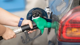 Repostaje en una gasolinera. Eduardo Parra / Europa Press