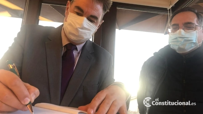 José Antonio Sánchez firmando un libro de firmas. 