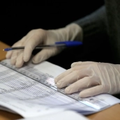 Enfermero con guantes. Cézaro De Luca / Europa Press