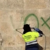 Indignación en Burgos tras una pintada con la palabra “VOX” en el Arco de Santa María