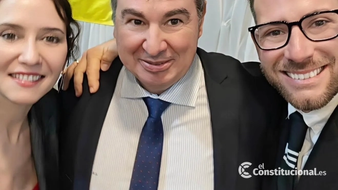 Francisco Javier Miguel Suárez (derecha) junto a Isabel Díaz Ayuso (izquierda) yJosé Antonio Sánchez (centro).