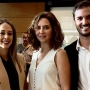 Isabel Díaz Ayuso, presidenta de la Comunidad de Madrid, junto a Ainhoa García y Alejandro Navarro Prieto.
