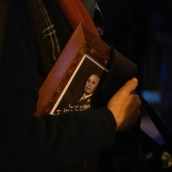 EuropaPress 7114452 persona lleva retrato francisco franco salida misa funeral recuerdo