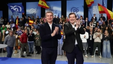 El presidente del PP, Alberto Núñez Feijóo (i), y el candidato del PP a la reelección como presidente en la Junta de Castilla y León, Alfonso Fernández Mañueco (d)