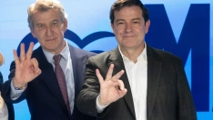 Fejóo y Mañueco con el gesto de las tres victorias electorales (Eduardo Parra/Europa Press)