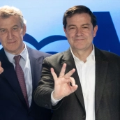 Fejóo y Mañueco con el gesto de las tres victorias electorales (Eduardo Parra/Europa Press)