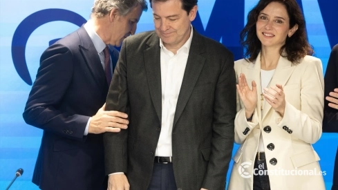 Mañueco, entre Feijóo y Ayuso