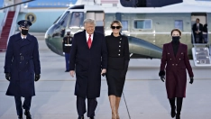 El presidente de los Estados Unidos, Donald Trump, junto a la primera dama, Melania Trump, en una ceremonia de despedida en la Base de la Fuerza Aérea Andrews, Maryland, Estados Unidos. Europa Press