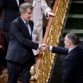 El presidente del Partido Popular, Alberto Núñez Feijóo, saluda al presidente de Vox, Santiago Abascal. A. Pérez Meca / Europa Press