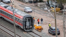 Trabajadores realizan tareas de retirada de los vagones en el punto de las vías donde tuvo lugar el accidente de trenes de Adamuz. Guillermo Morales / Europa Press
