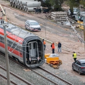 Trabajadores realizan tareas de retirada de los vagones en el punto de las vías donde tuvo lugar el accidente de trenes de Adamuz. Guillermo Morales / Europa Press Trabajadores realizan tareas de retirada de los vagones en el punto de las vías donde tuvo lugar el accidente de trenes de Adamuz. Guillermo Morales / Europa Press