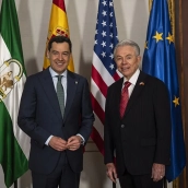 Juanma Moreno y el embajador de EEUU, Benjamín León (Foto: Junta de Andalucía)