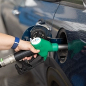 El Gobierno baja el IVA de la gasolina al 10% cuándo entra en vigor y cuánto puedes ahorrar El Gobierno baja el IVA de la gasolina al 10% cuándo entra en vigor y cuánto puedes ahorrar