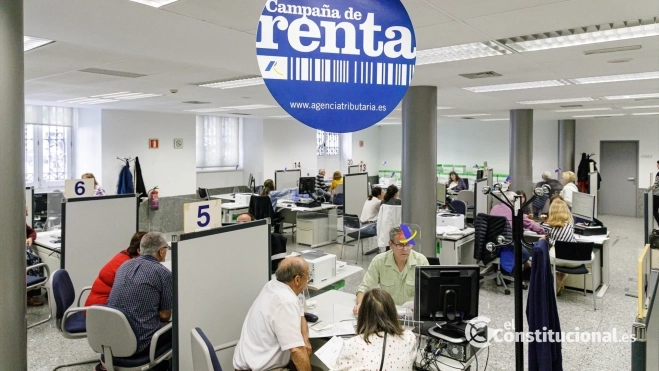 Varias personas son atendidas en la Agencia Tributaria para presentar la declaración de la renta Varias personas son atendidas en la Agencia Tributaria para presentar la declaración de la renta