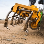Agricultor trabaja en un campo de Andalucía