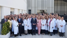 El presidente de la Junta, Juanma Moreno, junto al personal del Hospital de la Axarquía
