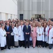 El presidente de la Junta, Juanma Moreno, junto al personal del Hospital de la Axarquía