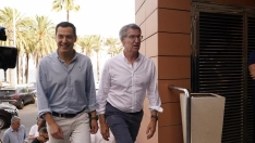 El presidente del PP, Alberto Núñez Feijóo, y, el presidente de la Junta de Andalucía, Juanma Moreno Bonilla. Álex Zea / Europa Press