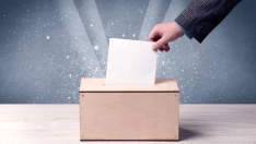 Persona votando en una urna