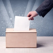 Persona votando en una urna