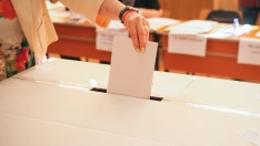 Un ciudadano introduciendo su papeleta en la urna