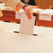 Un ciudadano introduciendo su papeleta en la urna