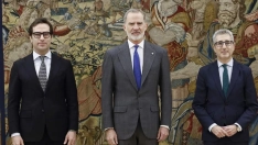 Carlos Cuerpo y Arcadi España junto a Felipe VI en la Zarzuela. (Diario de Pontevedra / EFE)